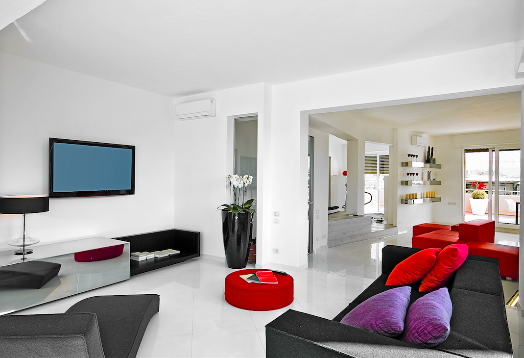 salon blanco moderno con sofa