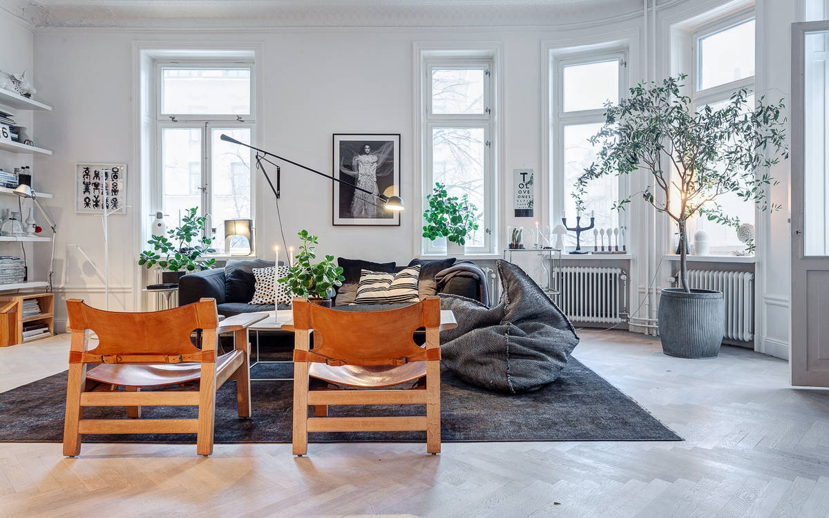 salon nordico blanco con sofa sillas butacas